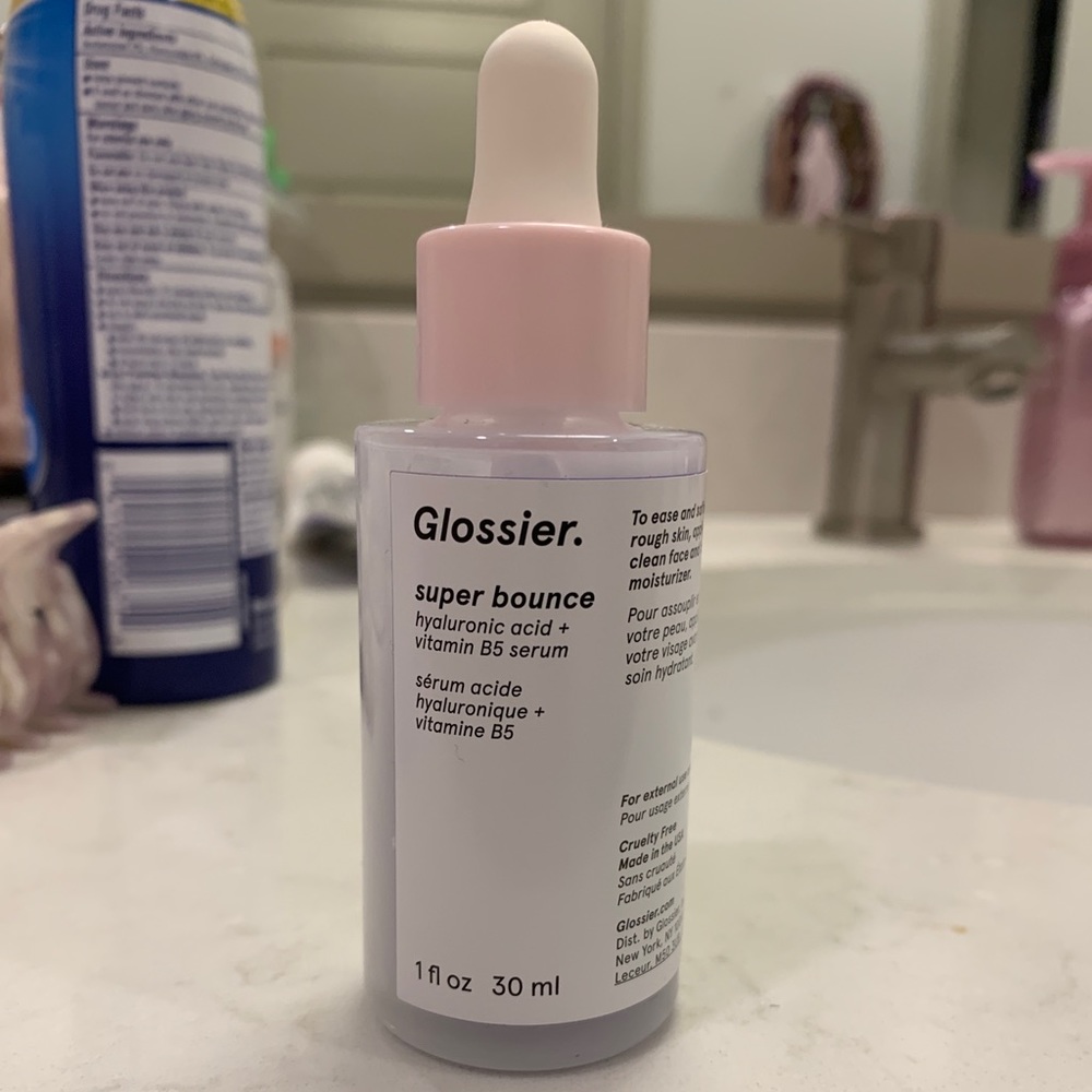 Glossier super bounce hyaluronic acid + B5 serum.